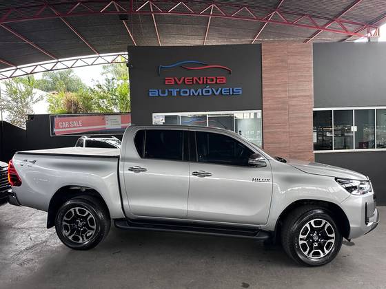 TOYOTA HILUX 2.8 D-4D TURBO DIESEL CD SRX 4X4 AUTOMÁTICO TOYOTA HILUX 2.8 D-4D TURBO DIESEL CD SRX 4X4 AUTOMÁTICO
